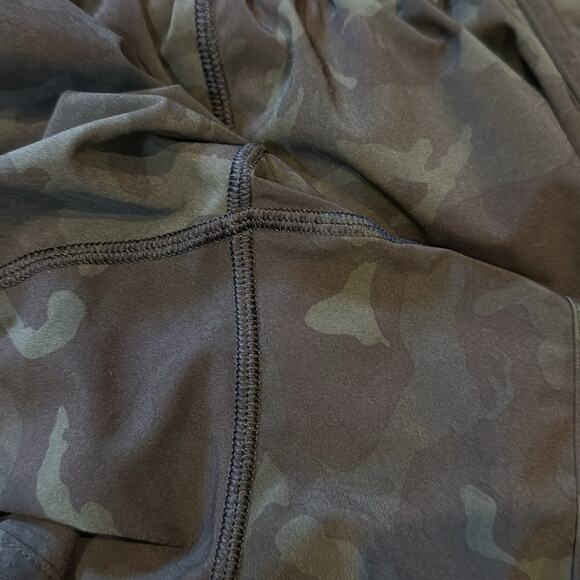 LULULEMON Tracker 4" Short 4 Incognito Camo Gator Green - Picture 8 of 10